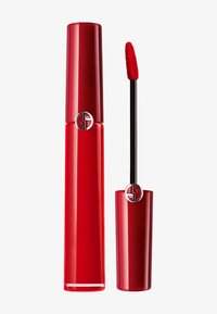 Gloss à lèvres rouge dans un tube élégant et brillant avec un applicateur noir. Le tube est orné d'un logo argenté sur le capuchon.