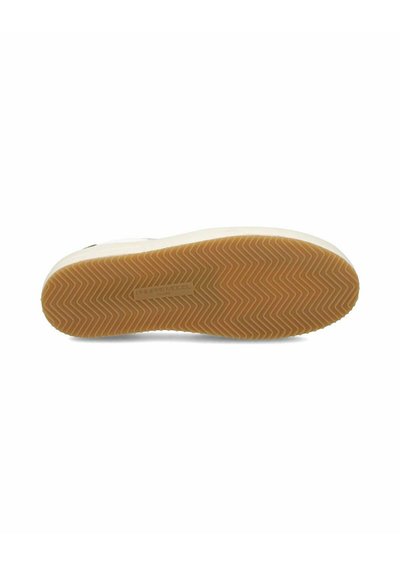 Bundevisning af en sneakers med en tekstureret gummisål med et fiskebensmønster og en kridhvid mellemsål. Et logo er præget.