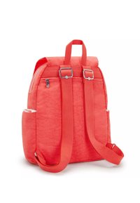 Zaino di tessuto rosso con design a risvolto, spallacci regolabili, due tasche laterali e dettagli in metallo argentato. Superficie testurizzata.