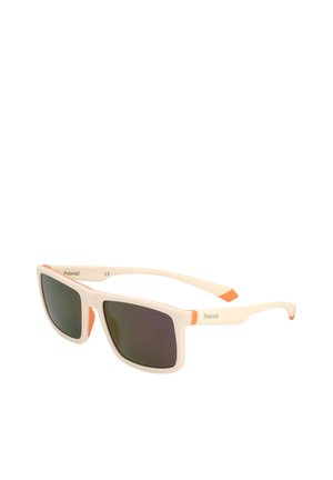 Occhiali da sole rettangolari color crema con lenti scure e dettagli arancioni sui bordi della montatura e sulle punte delle aste.