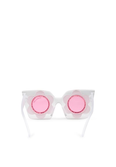 Occhiali da sole chiari a forma di fiore con lenti rotonde rosa, impreziositi da strass circolari, dotati di montatura bianca traslucida e aste sottili.