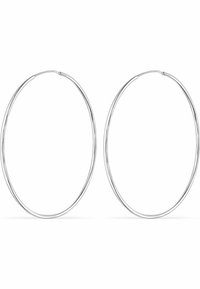 Orecchini a cerchio in argento con forma circolare, caratterizzati da una superficie liscia e lucida e da un profilo sottile, progettati per l'uso quotidiano.