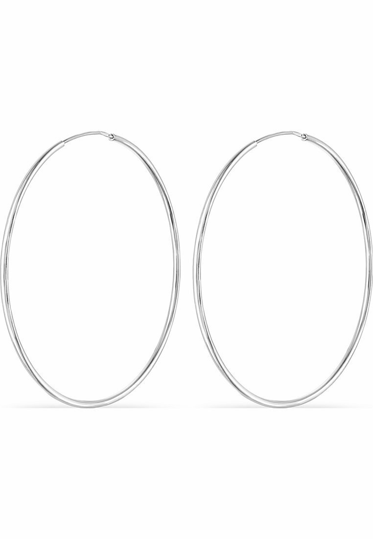 Orecchini a cerchio in argento con forma circolare, caratterizzati da una superficie liscia e lucida e da un profilo sottile, progettati per l'uso quotidiano.