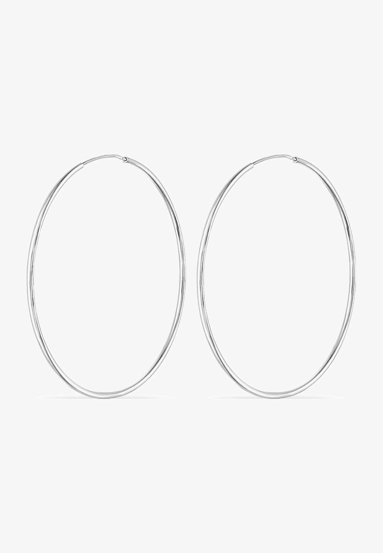 Orecchini a cerchio in argento con forma circolare, caratterizzati da una superficie liscia e lucida e da un profilo sottile, progettati per l'uso quotidiano.