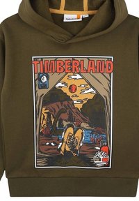 Felpa verde oliva con cappuccio, caratterizzata da una grafica che presenta "TIMBERLAND," stivali, montagne e una scena di campeggio. Tessuto morbido con polsini a costine.