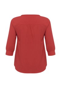 Chemise rouge à manches trois-quarts, col rond et détail de pli à l'arrière. Tissu lisse avec une coupe décontractée.