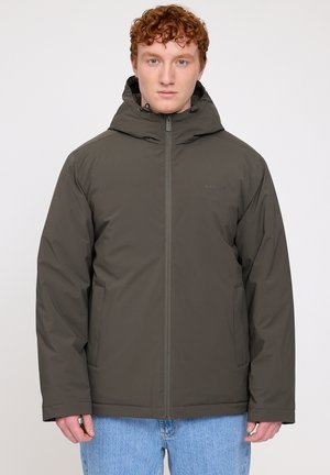 Olivegrüne Kapuzejacke mit einem Vorderreißverschluss, Seitentaschen und einem eleganten, glatten Stofffinish. Minimalistisches Logo auf der Brust.