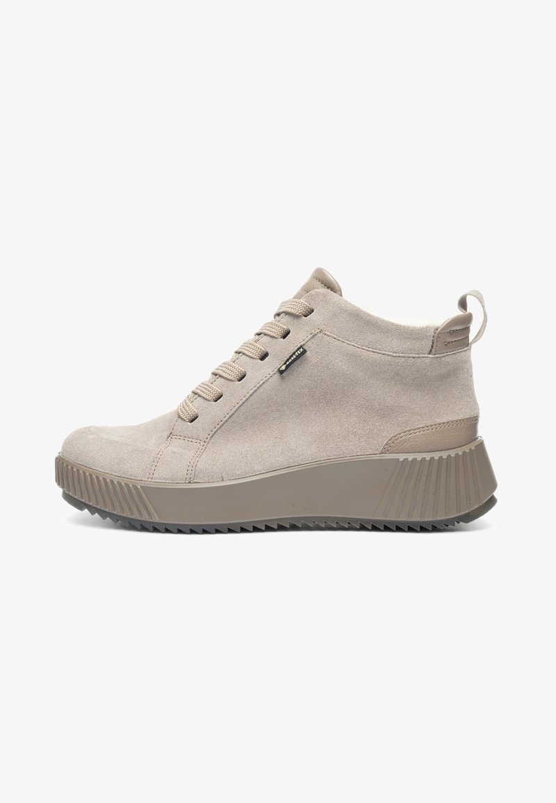 Baskets hautes en daim beige avec fermeture à lacets à l'avant, semelle épaisse à relief, et languette à l'arrière, avec une petite étiquette Gore-Tex sur le côté.
