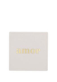 Kvadratisk vit låda med ordet "amor" i guldfolie centrerat på locket.