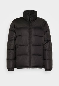 Schwarze Pufferjacke mit hohem Kragen, Reißverschluss und horizontalen Steppnähten. Verfügt über elastische Bündchen und seitliche Taschen.