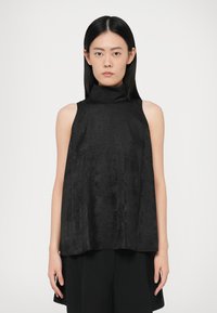 Zwarte mouwloze top met een hoge kraag, gemaakt van zachte, gestructureerde stof. Het ontwerp heeft een losse silhouet en een minimalistische stijl.