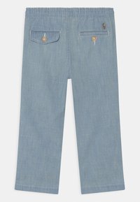 Ljusblå vida byxor med elastisk midja, två bakfickor - en med knappslå, en med knappad fodral - och en liten broderad logotyp.