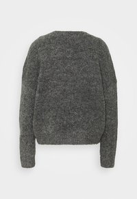 Szary dzianinowy sweter z okrągłym dekoltem, obniżonymi ramionami i długimi rękawami. Tekstura jest miękka i lekko puszysta, a krój jest luźny.