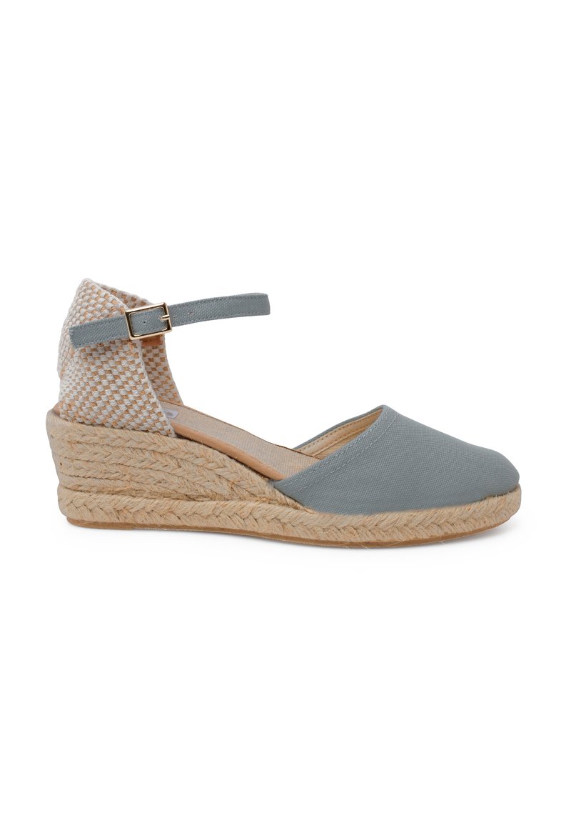 Espadrilky na klínu s světle modrým plátěným svrškem, tkaným béžovým podpatkem, nastavovacími kotníkovými popruhy a podložkou na klínu potaženou juty.
