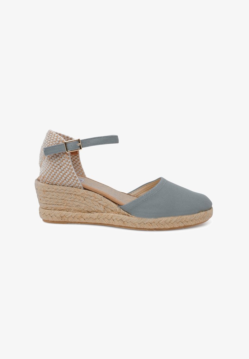 Espadrilky na klínu s světle modrým plátěným svrškem, tkaným béžovým podpatkem, nastavovacími kotníkovými popruhy a podložkou na klínu potaženou juty.