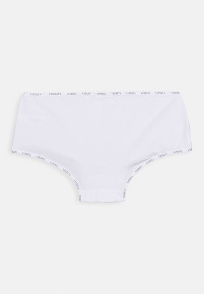 Cuecas hipster brancas de algodão com uma cinta larga que apresenta um logótipo em texto repetido ao longo da borda. Textura suave, design minimalista.