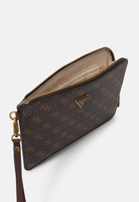 Braune synthetische Leder-Clutch mit Monogramm-Muster, goldenen Beschlägen, Reißverschluss und Innenfach. Verstellbarer Gurt inklusive.