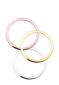 Tre sammenflettede ringe i rosaguld, sølv og guldbelagt. Glatte, skinnende overflader med et enkelt, cirkulært design.