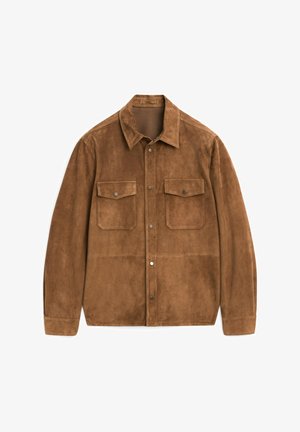 Giacca in suede marrone con chiusura a bottone, colletto a punta, due tasche sul petto e maniche lunghe. Tessuto liscio con una finitura opaca.