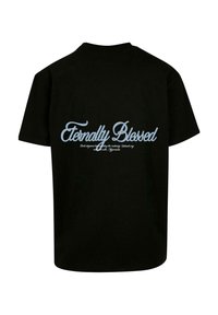 Tricou din bumbac negru cu un print mare, cursiv, de culoare albastră pe spate, care spune "Eternally Blessed". Design simplu, confortabil, cu croială lejeră.