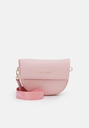 Lichtroze Valentino halfmaan crossbodytas met gouden logo en brede roze stoffen schouderriem met merknaam.