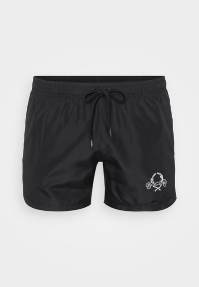 Melni peldšorti, kas izgatavoti no gludas auduma, ar elastīgu jostasvietu un aukliņu, kā arī balto izšūto logo apakšējā kreisajā stūrī.