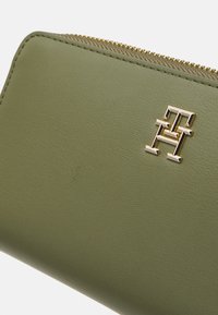 Tommy Hilfiger CHIC - Lommebok - utility olive