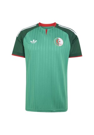 Maillot de football vert de l'Algérie avec des manches vert foncé, bordures rouges, logo Adidas sur la poitrine gauche et emblème de l'Algérie sur la poitrine droite.