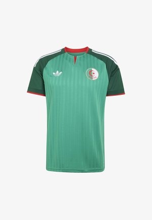 Grøn Algeriet fodboldtrøje med mørkegrønne ærmer, rød kant, Adidas-logo på venstre bryst og Algeriet-emblem på højre bryst.