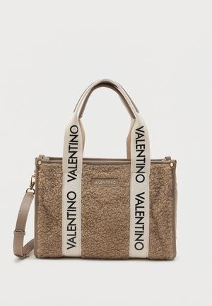 Prostokątna beżowa torebka Valentino z fakturowanej tkaniny, z dwoma białymi górnymi uchwytami z nadrukiem "VALENTINO" oraz odpinanym paskiem na ramię.