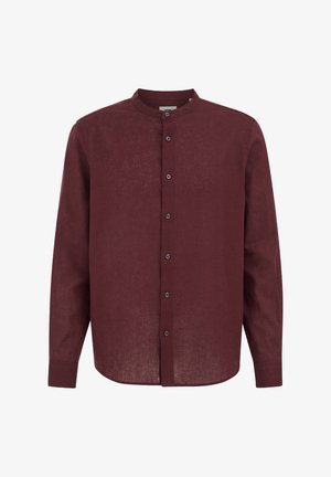 Bordeauxrood linnen overhemd met lange mouwen, mandarijnkraag en zwarte knopen aan de voorkant, weergegeven tegen een witte achtergrond.