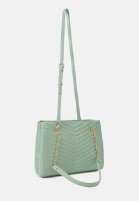 Mintově zelená kabelka se vzorem chevronového prošívání, zdobená zlatým řetízkem a nastavitelným ramenním popruhem. Vyrobená ze syntetického materiálu.