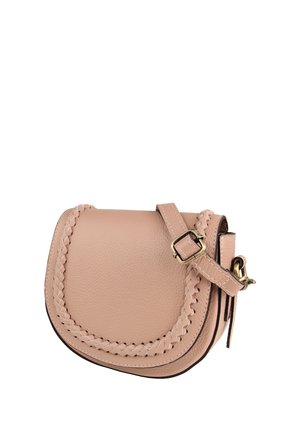 Lichtroze leren crossbodytas met gevlochten details langs de rand, verstelbare riem en accenten van goudkleurig metaal. Ronde vorm.