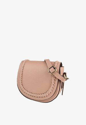 Sac bandoulière en cuir rose clair avec détails tressés le long du bord, sangle réglable et accents en métal doré. Forme ronde.
