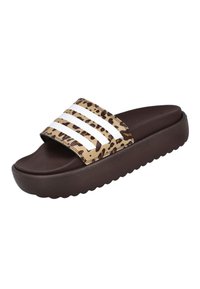 Sandalia de plataforma marrón con una correa de estampado animal y tres rayas blancas. Fabricada en goma con una suela texturizada para mayor agarre.