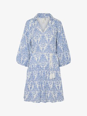 Kratki rokavi, ovratni obleki iz belega blaga z modrim cvetličnim vzorcem, z pasom in resicami. Ima ohlapen, tekoč dizajn.