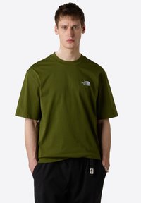 The North Face M SS ESSENTIAL OVERSIZE TEE - Triko s potiskem - woodland green