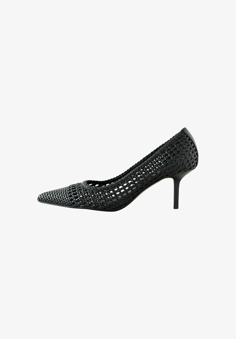 Pump nera in tessuto intrecciato con tacco alto, punta affusolata e lati aperti, caratterizzata da un design elegante e tacco liscio, realizzata in materiale flessibile.