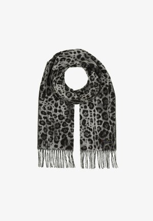 Écharpe à imprimé léopard gris et noir avec des extrémités frangées, enroulée en boucle, avec une petite étiquette de marque rectangulaire.