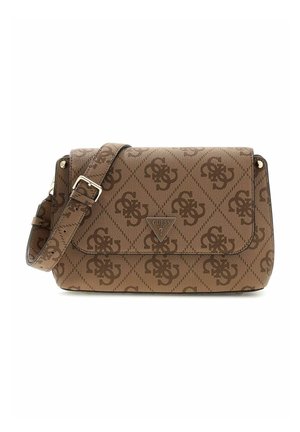 Sac bandoulière marron de Guess avec sangle ajustable, présentant un motif monogramme répété et une plaque logo triangulaire sur le rabat avant.