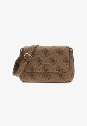Sac bandoulière marron de Guess avec sangle ajustable, présentant un motif monogramme répété et une plaque logo triangulaire sur le rabat avant.