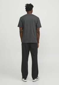 Jack & Jones JORVESTERBRO CREW NECK - Marškinėliai su spaudiniu - asphalt