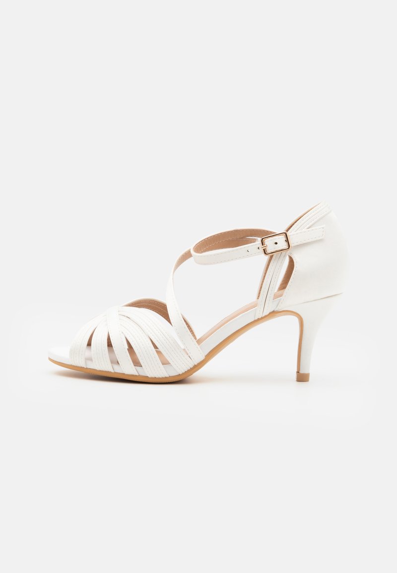 Sandal de salto alto branco com um design de tiras. Apresenta uma tira delgada no tornozelo com uma fivela e um acabamento suave e texturizado na parte superior.