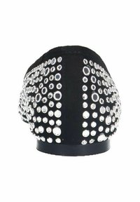 Chaussure en daim noir ornée de strass transparents de différentes tailles, avec un bout arrondi et une semelle plate. La vue de dos met en valeur les détails décoratifs.