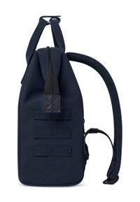 Marineblauwe rugzak met een gestructureerde afwerking, voorzien van een handvat aan de bovenkant, verstelbare schouderbanden en drie horizontale webbingaccenten.