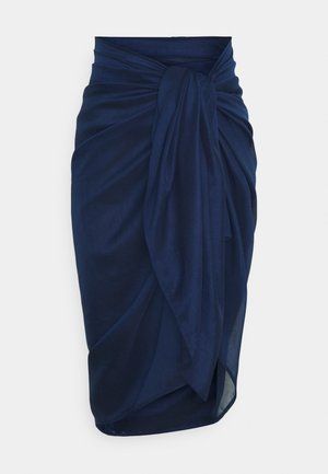 Tamsiai mėlyna apvyniota sijonas iš lengvos medžiagos, su suktiniu knot detale talijoje ir nusileidžiančia siluetu.