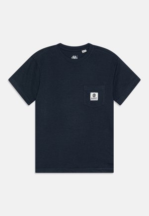 Granatowy T-shirt z krótkim rękawem i okrągłym dekoltem z małą przednią kieszonką na lewej piersi z białą naszywką z logo "Element".
