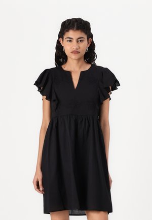 Vestido de algodón negro con mangas cortas con volantes, escote en V y cintura fruncida. Presenta un sutil bordado floral en el cuerpo.