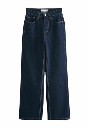 Temno modre široke kavbojke z žepi spredaj, zankami za pas, zapiranjem na gumb in rumenim šivom, izložene položene na belo ozadje.