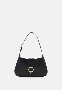 Schwarze Lederhandtasche mit geschwungener Form, kurzem Schulterriemen und großem, rundem goldfarbenem Schmuckstück vorne. Glatte Textur.